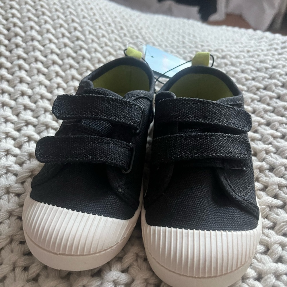 🏷️5/$30 Black Kids Shoes with Velcro Straps size 9 NWT